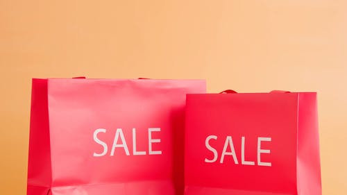 购物袋印有销售标志 · 免费素材视频