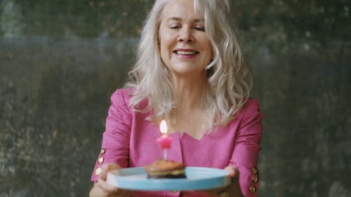 有关吹, 室内, 微笑的免费素材视频