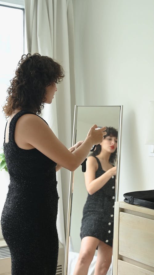 黑色礼服以镜子自拍照的女人 · 免费素材视频