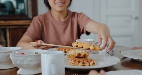 亚洲家庭吃早饭 · 免费素材视频