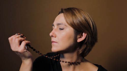 有关信仰, 大头贴, 女人的免费素材视频