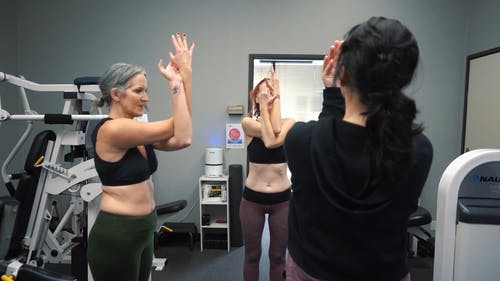 有关中年妇女, 举重, 体力活动的免费素材视频
