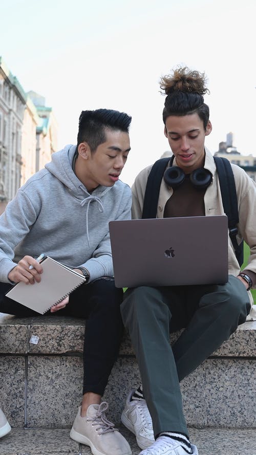 有关坐, 垂直视频, 夹克的免费素材视频