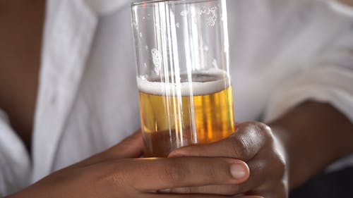 有关啤酒, 啤酒杯, 啤酒泡沫的免费素材视频