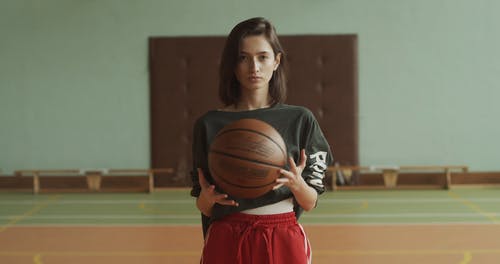 有关咖啡色头发的女人, 大厅, 女人的免费素材视频