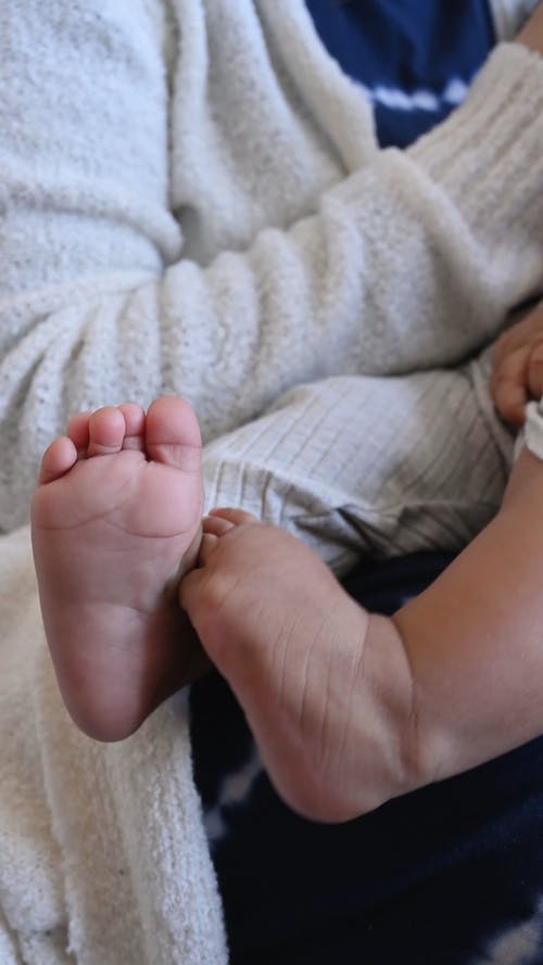 有关光脚, 垂直视频, 妈妈的免费素材视频