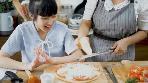 有关乳酪, 在家, 女人的免费素材视频