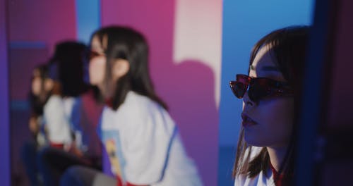 有关反射, 坐, 女人的免费素材视频