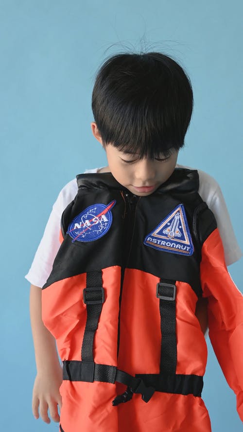 一个适合他的美国航空航天局服装的男孩 · 免费素材视频