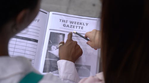 妇女读每周宪报 · 免费素材视频