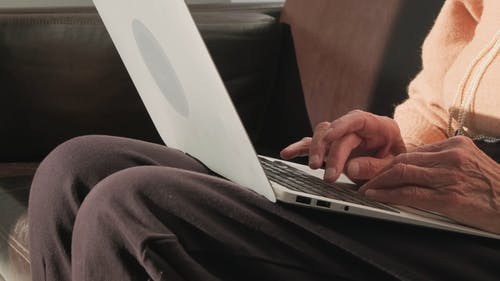 有关互联网, 便利, 在笔记本电脑上工作的免费素材视频