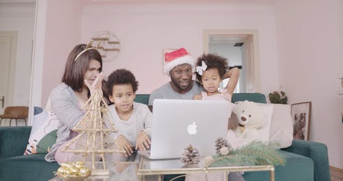 通过视频通话进行家庭圣诞节问候 · 免费素材视频