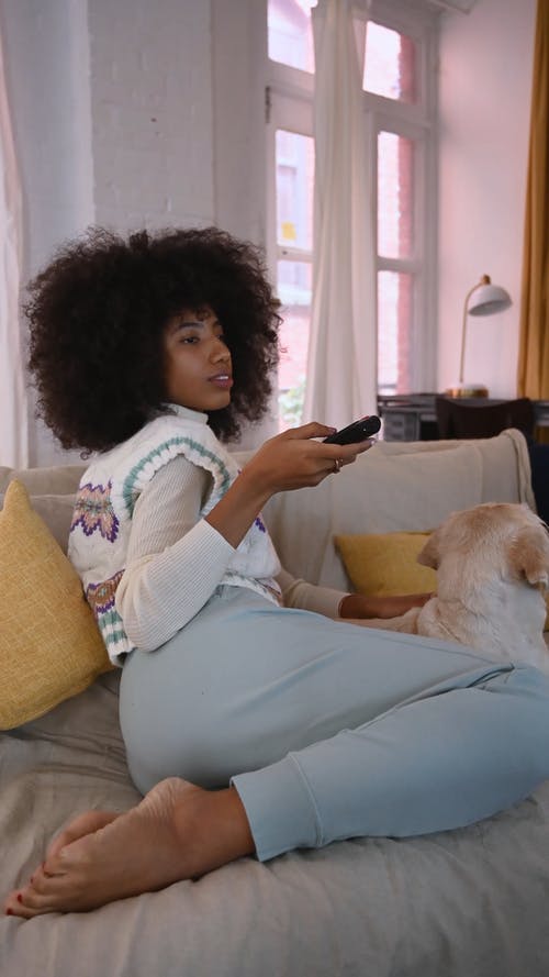 有关呆在家里, 坐, 垂直视频的免费素材视频