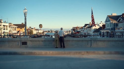 老年夫妇站在桥上看着河 · 免费素材视频