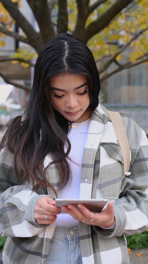 有关iPad, 垂直, 女孩的免费素材视频