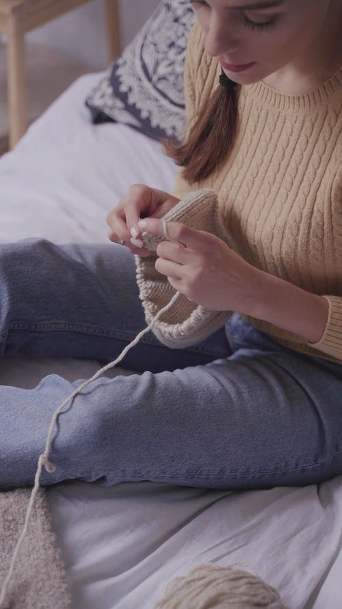 有关坐, 垂直视频, 女人的免费素材视频