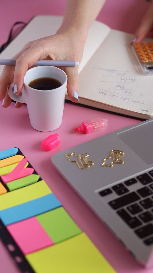 有关一杯咖啡, 在家工作, 垂直视频的免费素材视频