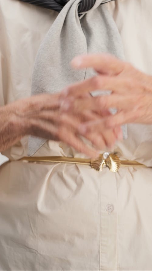 有关60岁以上的女人, 60岁后的生活, 双臂交叉的免费素材视频