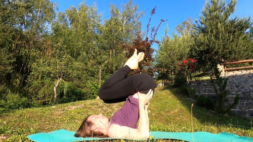 有关salamba sarvangasana, 休闲, 伸展的免费素材视频