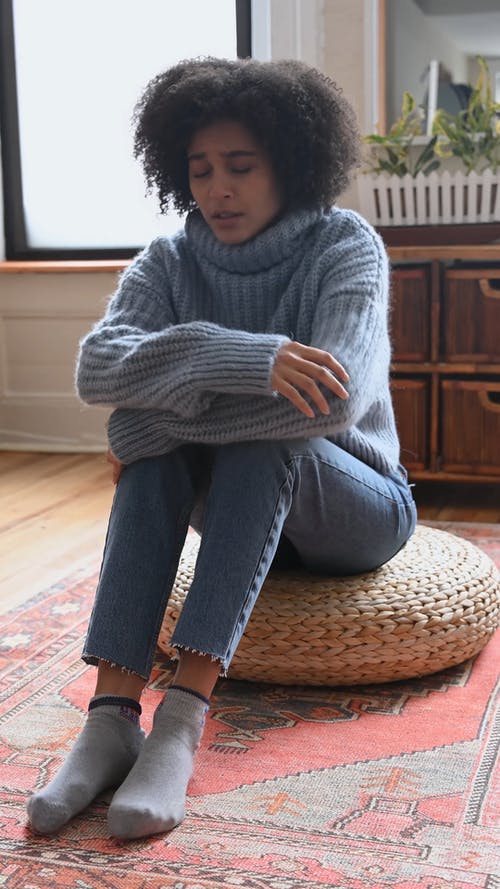 有关伤心, 哭, 在地上的免费素材视频