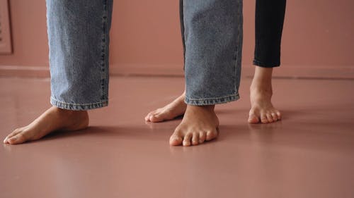 有关尺, 地板, 牛仔裤的免费素材视频