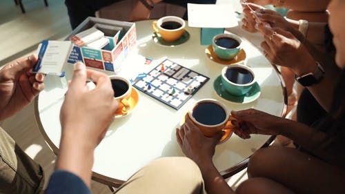 一群朋友在玩游戏时喝咖啡 · 免费素材视频