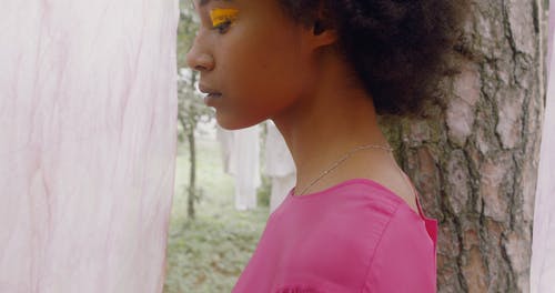 有关眼影, 站立, 黑发的免费素材视频