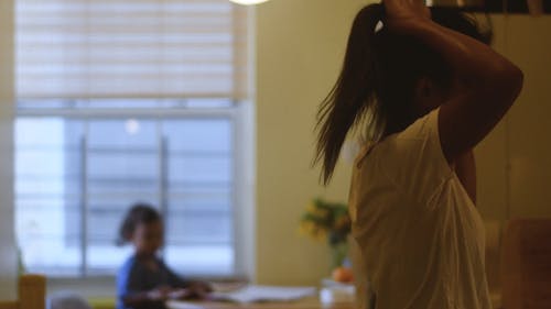 有关休闲装, 侧面图, 在家的免费素材视频