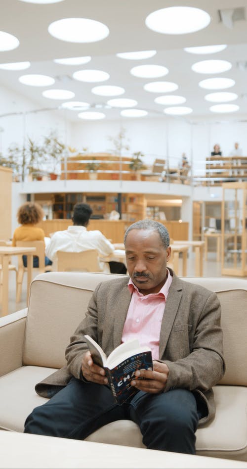 一个人在图书馆看书 · 免费素材视频