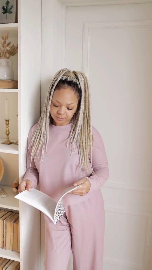 有关垂直视频, 女人, 家的免费素材视频