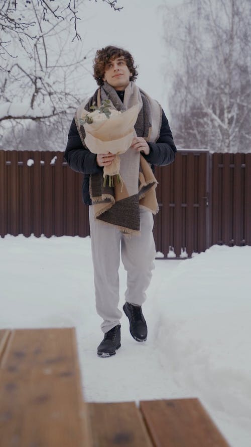 有关一束鲜花, 人, 冬季的免费素材视频