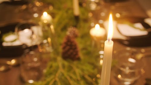 圣诞晚餐点燃的蜡烛 · 免费素材视频