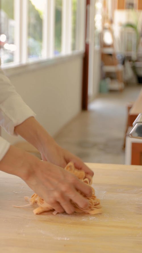 有关亚洲面条, 垂直拍摄, 手的免费素材视频