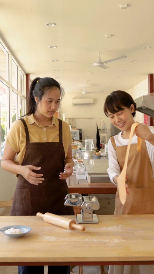 有关围裙, 垂直视频, 室内的免费素材视频