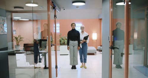 站在门口的两个女人 · 免费素材视频