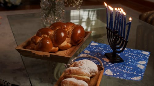 桌上的面包和烛台 · 免费素材视频