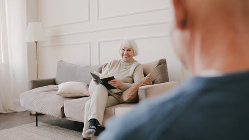 有关大笑, 奶奶, 客厅的免费素材视频