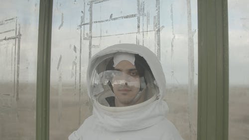 宇航员看着相机 · 免费素材视频