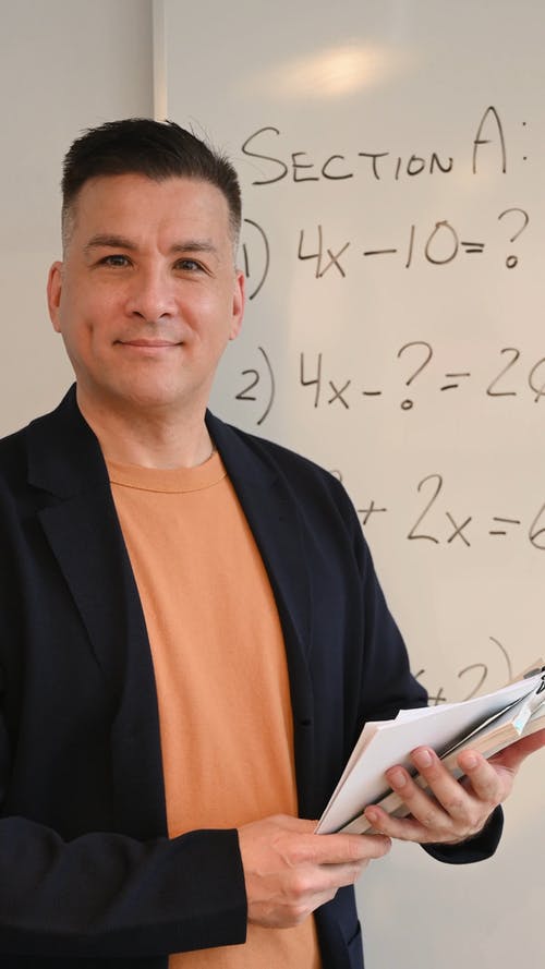 有关半笑, 垂直视频, 握住的免费素材视频