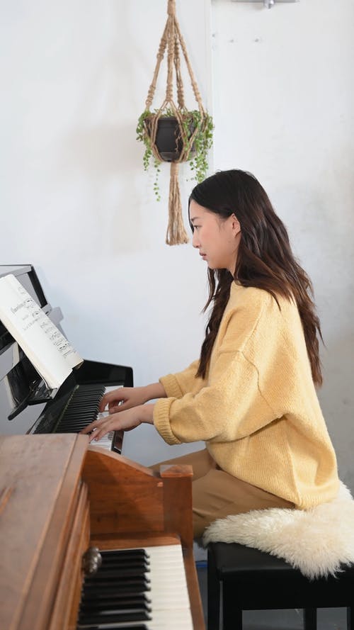 有关三角钢琴, 侧面图, 咖啡色头发的女人的免费素材视频