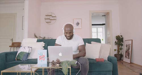 一个男人在使用笔记本电脑进行视频通话 · 免费素材视频