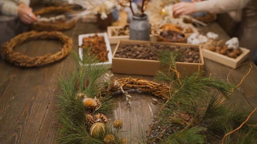 有关（顶部有小羊毛球的）羊毛帽子, 圣诞花环, 家的免费素材视频