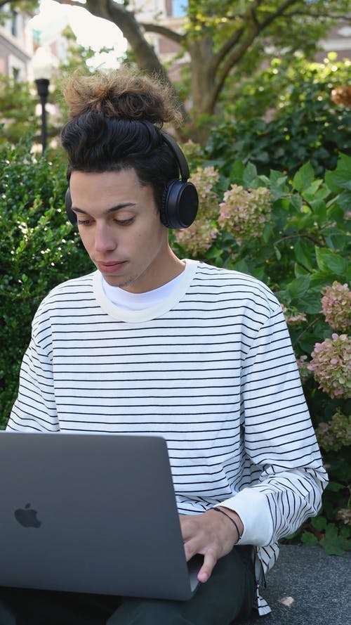 有关MacBook, 人, 公园的免费素材视频