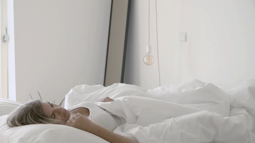 一个女人从睡眠中醒来 · 免费素材视频