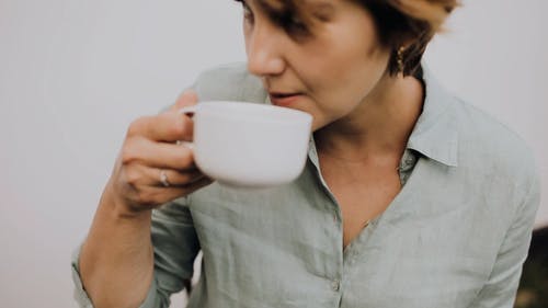 有关咖啡, 咖啡色头发的女人, 喝的免费素材视频