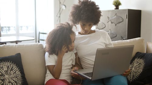 有关严肃, 坐下, 女儿的免费素材视频