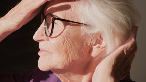 有关60岁以上的女人, 60岁后的生活, 侧面轮廓的免费素材视频