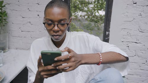 有关吃, 坐下, 女人的免费素材视频