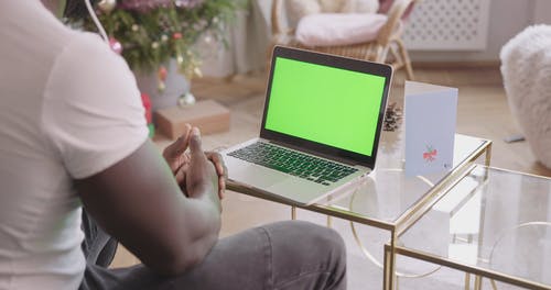 一个男人在家中使用一台笔记本电脑 · 免费素材视频