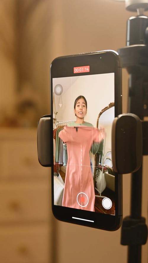 有关垂直视频, 女人, 展示的免费素材视频